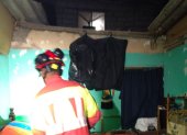 Colapsa techo en vivienda en el sur de Quito y deja dos adultos mayores heridos.