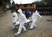 Operativo. La Policía Judicial colombiana trasladando el cuerpo de un fallecido, en un operativo militar contra la minería ilegal, en el corregimiento Pichendé a unos 16 km de Cali.