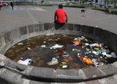 Basura y daños son parte del escenario de una pileta olvida en Cotocollao.