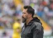 El DT Vitamina Sánchez durante el partido entre Universidad Católica y Liga de Quito.