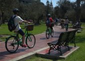 Recorrido. Un grupo de viajeros conocen la parte turística de Lima montados en bicicleta, disfrutan del paisaje.