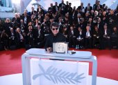 El cineasta iraní Jafar Panahi posa tras recibir la Palma de Oro por ‘Un simple accidente’ en la ceremonia de clausura y entrega de premios del 78.º Festival de Cine de Cannes, en Francia. Clemens Bilan//EFE
