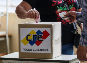 Una persona vota este 25 de mayo de 2025, en Carcas (Venezuela).