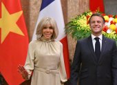 El presidente de Francia, Emmanuel Macron, y su esposa, Brigitte Macron, durante una reunión en el Palacio Presidencial en Hanoi, Vietnam.