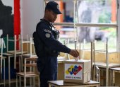 Un integrante de la Policía Nacional Bolivariana vota el domingo 25 de mayo de 2024 en Caracas (Venezuela).