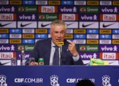 AME1045. RÍO DE JANEIRO (BRASIL), 26/05/2025.- El entrenador italiano Carlo Ancelotti (i) recibe de Luiz Felipe Scolari (d) una chaqueta de la selección de Brasil durante su presentación como nuevo seleccionador de Brasil este lunes, en Rio de Janeiro (Brasil). Ancelotti, presentado como nuevo seleccionador de Brasil, incluyó a dos hombres de su confianza, el centrocampista Casemiro y el atacante Vinícius Jr., en su primera lista de convocados, de la que se quedó fuera Neymar. EFE/ Antonio Lacerda