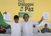 El jefe negociador de la Coordinadora Nacional Ejército Bolivariano (CNEB), Walter Mendoza (i) y el jefe negociador de Gobierno Armando Novoa celebran luego de firmar acuerdos