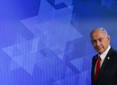 El Primer Ministro israelí, Benjamin Netanyahu, se va después de dirigirse a una conferencia de prensa en Jerusalén, 21 de mayo de 2025.