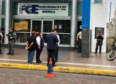 Agentes especializados de la Policía inspeccionaron el edificio de la Fiscalía, en Machala, tras la alerta de explosivos.
