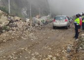 Imagen referencial. La vía Cuenca- Molleturo- El Empalme presenta puntos críticos que complican el tránsito por derrumbes y deslizamientos.