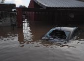 un vehículo hundido en el agua en una calle inundada en Campana, Buenos Aires (Argentina).