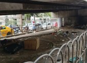 Personas en situación de indigencia frecuentan la parte baja del puente ubicado entre la avenida Olmedo y la calle Chimborazo, en el centro de Guayaquil.