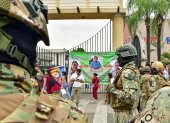 Militares acudieron a los exteriores de la Universidad Agraria, en el sur de Guayaquil, donde se registró la protesta con quema de llantas.