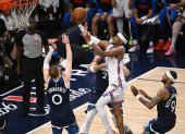 Shai Gilgeous-Alexander (C) anotó 40 puntos para OKC, todo un récord propio en playoffs.