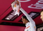 El ciclista mexicano Isaac Del Toro con el maillot blanco (Maglia Bianca) celebra en el podio tras ganar la 17ª etapa del Giro de Italia.