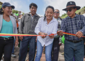 La prefecta Paola Pabón estuvo en la comunidad de Cangahuapungo. Inauguró una vía, que dijo potenciará las actividades agrícolas, el turismo y el comercio.