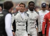 Brad Pitt y Damson Idris durante el rodaje de la película F1 en 2024