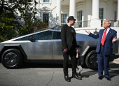 El presidente de Estados Unidos, Donald Trump, y el director ejecutivo de Tesla, Elon Musk, hablan con la prensa junto a un Tesla Cybertruck en el pórtico sur de la Casa Blanca