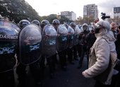 Una mujer participa en una marcha este miércoles, frente al Congreso en Buenos Aires (Argentina).