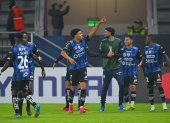 Jugadores de Independiente del Valle en el partido de la fase de grupos de la Copa Libertadores contra Barcelona SC en el estadio Banco Guayaquil en Quito.