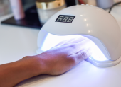 Lámparas de secado para esmalte pueden alterar la melanina y aumentar riesgos para la piel, según estudio.