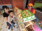 Una persona selecciona una torta por el Día del Niño.