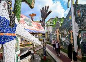 Turistas visitan una obra del artista cubano José Fuster en el pueblo costero de Jaimanitas, a las afueras de La Habana, quien fue el pionero de llenar de arte la ciudad.