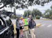Los voluntarios llegaron con los formularios hasta la parroquia de Tumbaco.