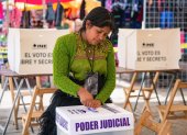 Una persona vota en las elecciones judiciales este domingo 1 de junio, en San Juan Chamula en (México).