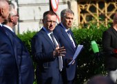 Vladimir Medinsky (C), jefe de la delegación rusa en las conversaciones de Estambul, hace una declaración a la prensa después de la segunda reunión entre los representantes de Rusia y Ucrania