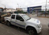 Daños. Cerca de la nueva sede municipal de Durán, hay una camioneta de la Policía dañada. En el lugar, aseguran los usuarios, rara vez se vez militares y policías.