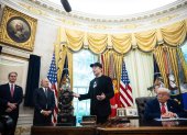 El presidente de EE.UU., Donald Trump (D) junto a Elon Musk (C) durante una conferencia de prensa en la Casa Blanca en Washington (EE.UU.).