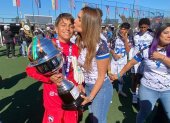 Gabriela Pazmiño con su hijo, Diego.