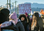 Una mujer sostiene un cartel que dice "La lucha es de todos" durante una protesta contra la política arancelaria del presidente Javier Milei en Ushuaia, Argentina, el 21 de mayo de 2025.