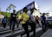 La gente usa un cruce peatonal en Paramaribo el 23 de mayo de 2025.