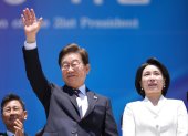 El nuevo presidente de Corea del Sur, Lee Jae-myung, y su esposa Kim Hea Kyung, al despedirse luego de la ceremonia de investidura del mandatario, en la Asamblea Nacional, en Seúl (Corea del Sur)