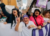 Personas participan en una protesta convocada por grupos feministas, médicos y científicos, entre muchos otros colectivos este miércoles, en Buenos Aires (Argentina).