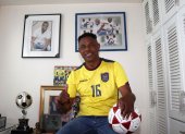 En el rincón más futbolero de su casa, el exjugador Cléber Chalá analizó el partido entre Ecuador y Brasil.