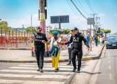 En los alrededores del estadio Monumental, personal de seguridad ayuda a guiar o a movilizarse a los ciudadanos. Hay tramos que cerraron ya el paso vehicular.