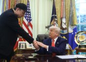 Donald Trump (d) y Elon Musk, dándose la mano durante una conferencia de prensa en la Oficina Oval de la Casa Blanca en Washington (EE.UU.).
