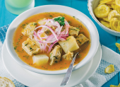 Clásico y nutritivo: el encebollado, rico en proteínas y bajo en grasas si se prepara con moderación, es uno de los platos estrella de la gastronomía ecuatoriana.