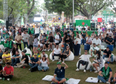 La cancha de césped natural se transformó en un estadio al aire libre, con una tarima principal y carpas dispuestas frente a tres pantallas gigantes digitales