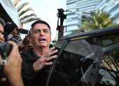 El expresidente de Brasil Jair Bolsonaro sale tras declarar, en la sede de la Policía Federal, sobre las acciones de su hijo Eduardo en Estados Unidos, este jueves en Brasilia (Brasil).