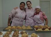 Melissa Sánchez, fundadora de Wear That Tuna, en el taller donde se elaboran sus galletas estilo Nueva York, reconocidas por su sabor y presentación únicos.