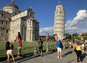 Fotografía tomada el pasado 24 de agosto de un grupo de turistas que posan ante la famosa torre de Pisa. Italia celebra este domingo 25 de septiembre elecciones generales. El sector turístico es uno de los más importantes generadores de empleo en el país y todos los partidos presentan medidas para el fomento y la calidad del trabajo. EFE/Juan Carlos Gomi