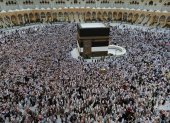 Mecca (Saudi Arabia), 07/06/2025.- Musulmanes realizan el Tawaf (circunvalación) alrededor de la Kaaba, el lugar más sagrado del Islam, en al-Masjid al-Haram, durante la peregrinación Hajj 2025 en La Meca (Arabia Saudita), el 7 de junio de 2025.
