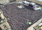 Miles de asistentes en el denominado Concierto de la Esperanza, que se desarrolla en Bogotá este domingo 8 de junio en medio del impacto social que vive Colombia ante el atentado contra Miguel Uribe.
