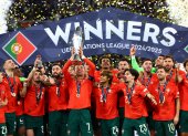 Cristiano Ronaldo levanta el trofeo de la Nations League ante la celebración de todos sus compañeros.