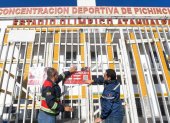 Personal de la AMC colocó los sellos de clsusura en los accesos del Estadio Olímpico Atahualpa