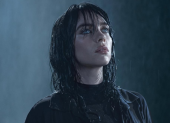 Billie Eilish continúa marcando tendencia dentro y fuera del escenario.